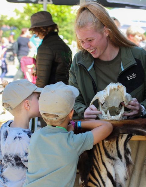O espaço é conhecido por seu foco em educação e pesquisa, participando ativamente de programas de reprodução de espécies ameaçadas de extinção.