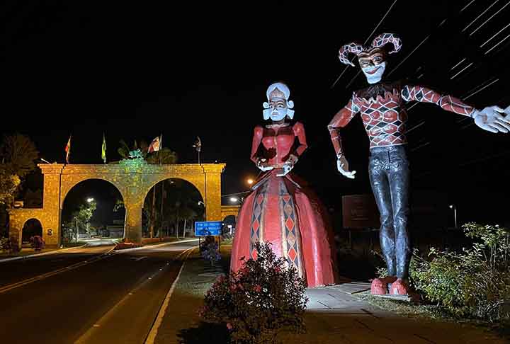 A gastronomia se baseia no macarrão rústico, polenta, puína (queijo pré-fermentado), queijos coloniais, salames, carnes e galinhas ensopadas, saladas de batatas com ovos, saladas de radicio, pães e tantos outros pratos 