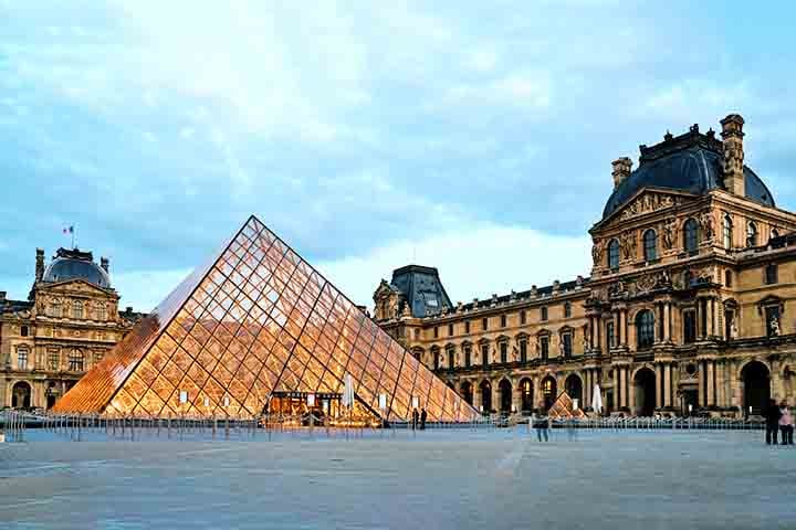 Conhecido como um dos melhores museus de arte e cultura, o Louvre abriga mais de 380.000 objetos, desde esculturas antigas até obras-primas renascentistas. Entre eles, a Mona Lisa, a Vênus de Milo e a Vitória de Samotrácia.