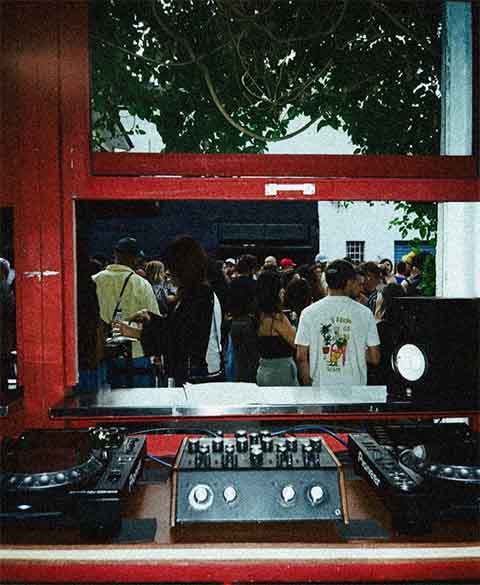 Equipados com toca-discos, sistemas de som potentes e uma curadoria musical, esses bares se propõem a fornecer aos clientes uma experiência sensorial única. 
