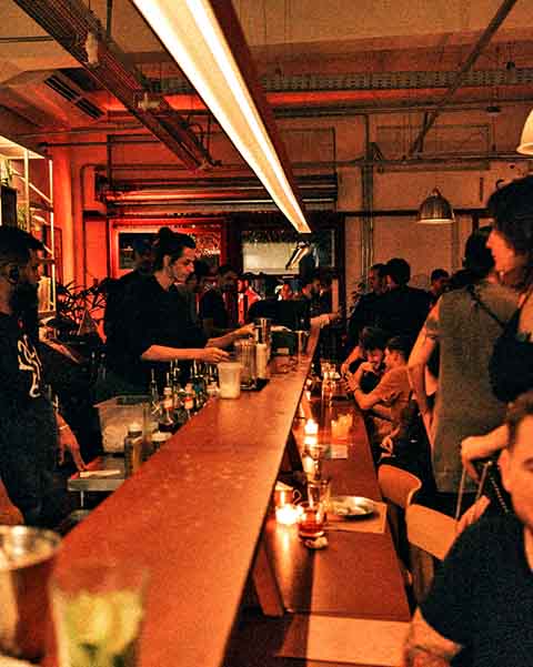 A seleção musical é feita por DJs convidados ou residentes, com estilos que variam do soul ao lo-fi, passando por MPB e trilhas sonoras de cinema. 
