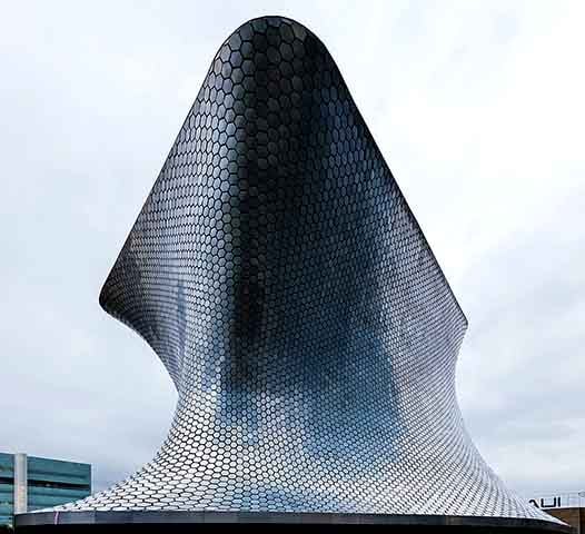 O Museu Soumaya, na Cidade do México, foi projetado por Fernando Romero, com revestimento de 16.000 hexágonos de aço que brilham à luz do sol. Ele possui um contorno curvo que homenageia os pioneiros da arquitetura moderna.