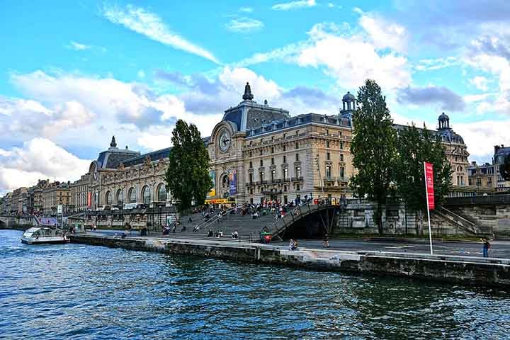 O Museu d'Orsay, em Paris, por sua vez, serviu como uma estação ferroviária de Belas Artes. Atualmente, seus vastos arcos e relógios ornamentados destacam coleções impressionistas e pós-impressionistas.