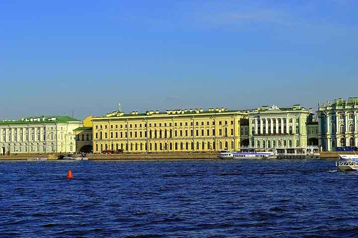 Instalado no Palácio de Inverno e em seus impressionantes edifícios históricos, o Hermitage ostenta imponência, com detalhes barrocos ligados à era imperial da Rússia. 