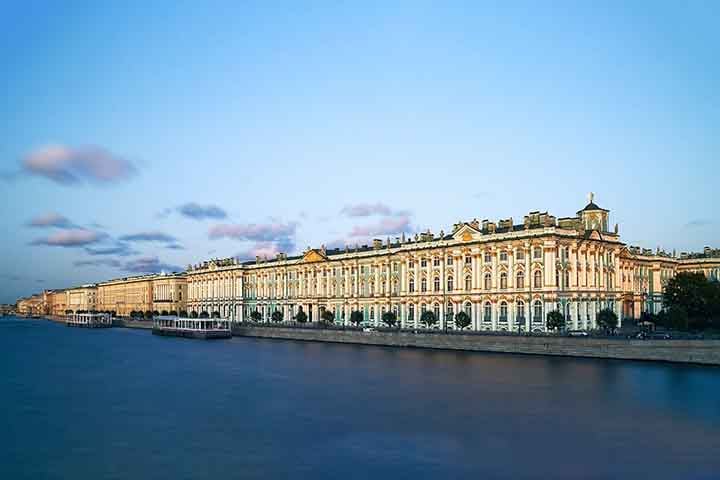 Nesse sentido, possui um acervo de 3 milhões de itens, que abrange artefatos egípcios e peças impressionistas, como obras de Da Vinci, Michelangelo e Rembrandt. Projetos digitais visam melhorar a experiência do visitante.