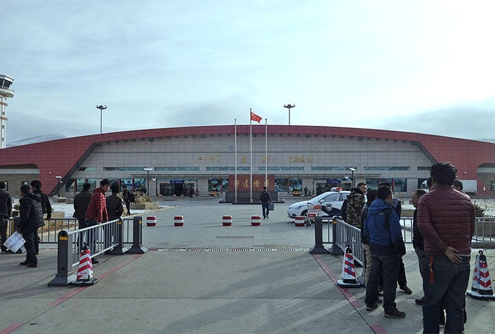 Por sinal, este aeroporto é o segundo mais alto do mundo, a 4.334 metros. Perde apenas para o aeroporto de Daocheng Yading, na China, que está a 4.411 metros de altitude.  