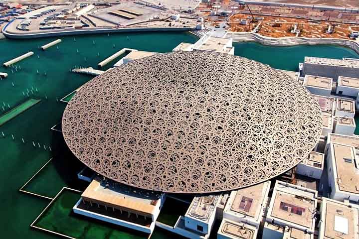 Por fim, o projeto de Jean Nouvel para o Louvre Abu Dhabi apresenta uma cúpula maciça que irradia luz solar para as galerias, um motivo inspirado em padrões árabes. 