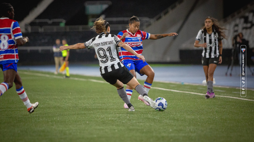 Jogadoras do Fortaleza reclamam de gol mal anulado em jogo diante do Botafogo no Rio de Janeiro. 
