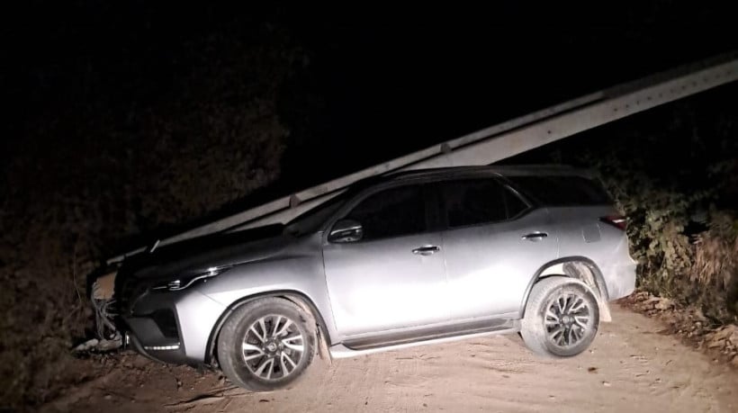 Carro bate contra poste de energia e causa apagão em Reriutaba, no Ceará