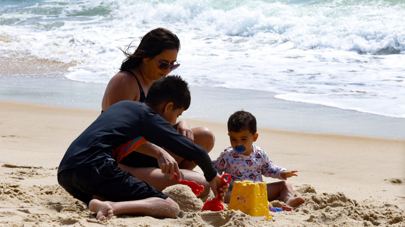 Atrações como as praias da região atraem milhares de turistas do Brasil e do mundo