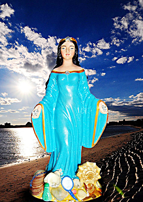 Iemanjá é a deusa dos mares e oceanos. Tem a água como elemento. Mãe dos orixás, símbolo da maternidade. Tem eapada, leque e espelho. Algumas oferendas: feijoada e inhame. 