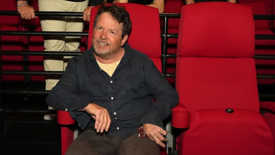 O ator Michael J. Fox, de 64 anos, fez uma rara aparição pública ao participar de uma exibição especial dos 40 anos de “De Volta para o Futuro” em Nova York, celebrando o clássico em sessão IMAX. 

