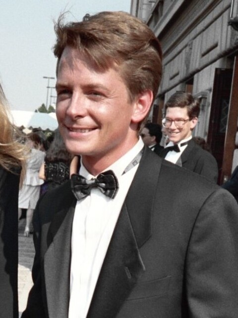 Nascido em 9 de junho de 1961 em Edmonton, Canadá, Michael J. Fox conquistou o coração do público com seu talento contagiante.