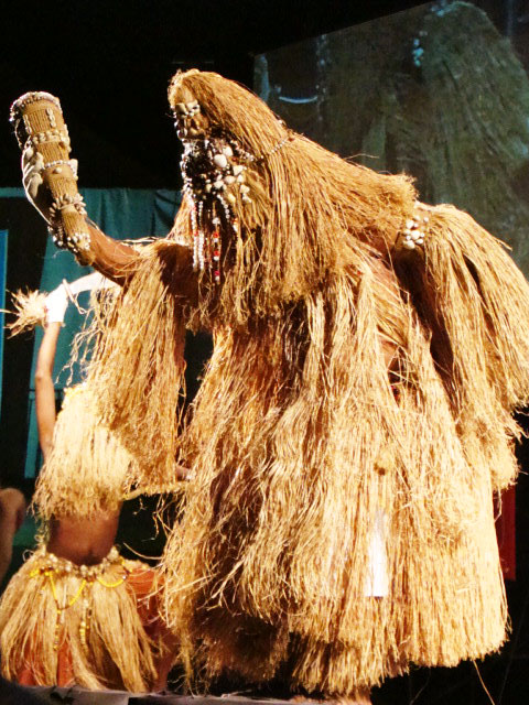 Obaluaiê (ou Omulu) é o Deus da peste. Médico dos pobres. Seu elemento é a terra. Carrega um xaxará, feixe de palha com búzios. Algumas oferendas: velas brancas, vinho rosé, coco, farofa, mel e pipoca. 