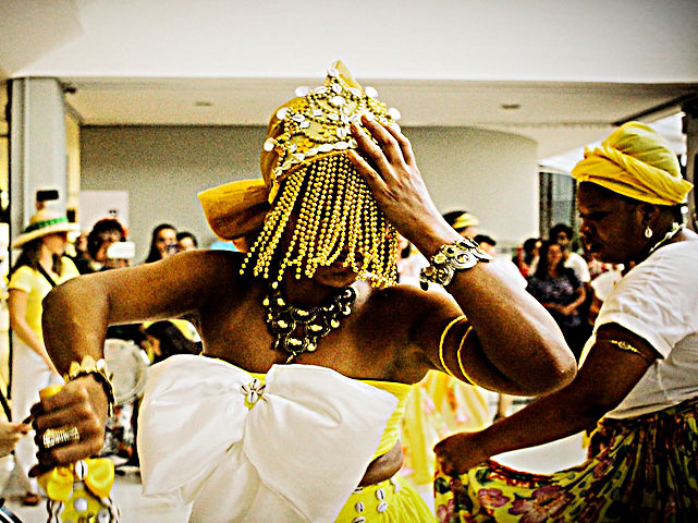 Oxum é o orixá do amor e da fraternidade. A água é seu elemento. Tem como símbolo o abebê, um leque espelhado. Algumas oferendas: essências de rosa, champanhe, peixes de água doce e velas brancas, azuis ou amarelas. 