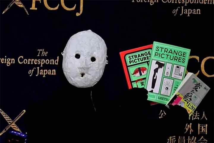 A edição brasileira, publicada pela editora Intrínseca, já ultrapassou as 30 mil cópias vendidas.
