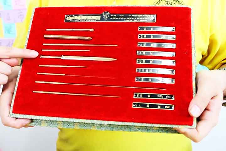 Registros arqueológicos indicam que ferramentas de pedra e osso já eram usadas para estimular pontos do corpo antes da invenção das agulhas metálicas. A acupuntura foi evoluindo ao longo dos séculos com base na observação e na experiência clínica. 