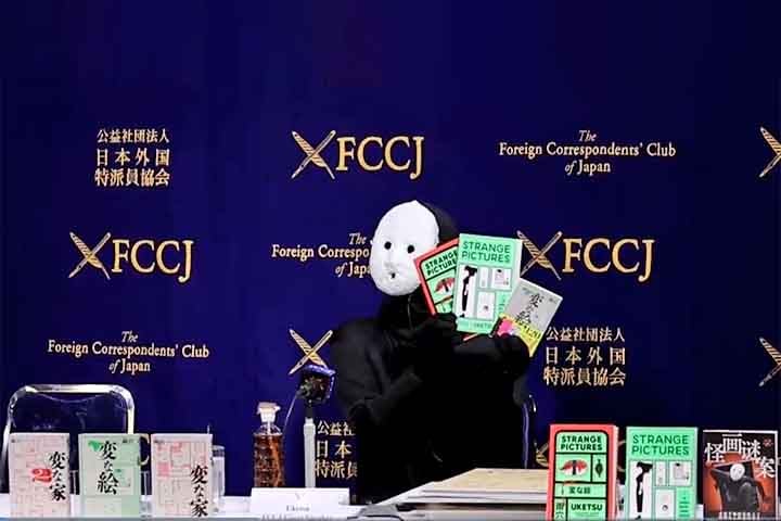 Protegido por uma máscara de papel-machê e uma voz distorcida, ele afirma que apenas cerca de 30 pessoas conhecem sua identidade verdadeira.
