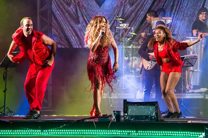 Elba Ramalho possui dois Grammy Latino pelos álbuns “Qual o Assunto Que Mais Lhe Interessa?”, lançado em 2008, e “Balaio de Amor”, de 2009, na categoria Melhor Álbum de Raízes Brasileiras: Regional e Tropical. Em 48 anos de carreira, ela já vendeu mais de 10 milhões de discos.

