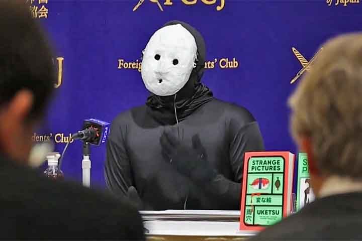 Em seguida, ele lançou “Casas Estranhas”, transformando o conteúdo do vídeo em um livro que se tornou best-seller.
