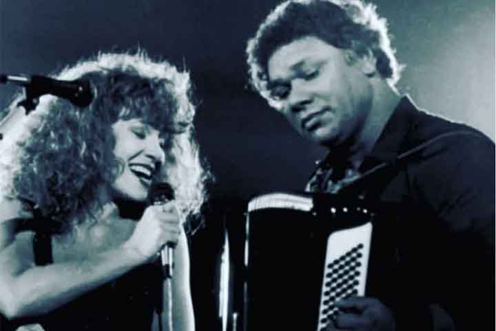 O maior sucesso da carreira de Elba é a toada romântica De volta pro aconchego (Dominguinhos e Nando Cordel). A música, presente no LP Fogo na Mistura, foi popularizada na trilha da novela global Roque Santeiro, de Dias Gomes.
