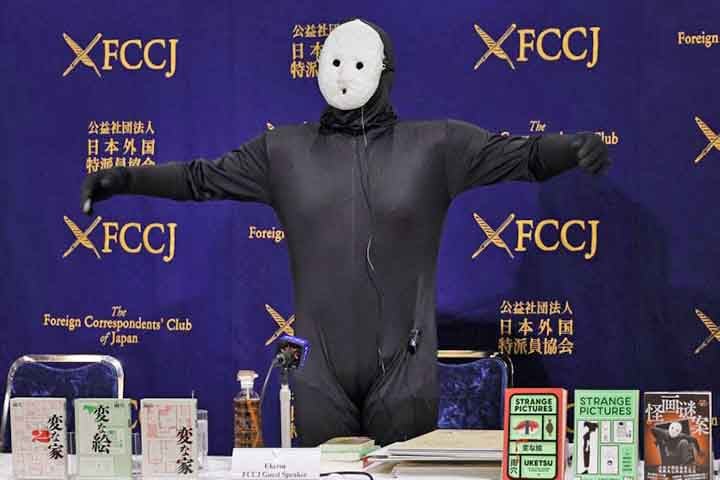 Uketsu é um fenômeno no Japão desde 2021. Com milhões de exemplares comercializados, figura constantemente no topo das listas de mais vendidos, ao lado ou mesmo à frente de grandes nomes da literatura contemporânea do país asiático.
