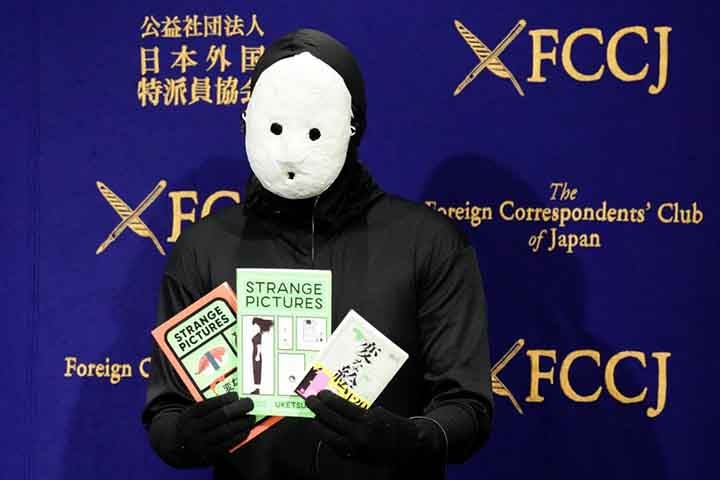 Seu segundo livro de sucesso, “Imagens Estranhas” - lançado no Brasil pela Suma - é um suspense que mergulha o leitor em um quebra-cabeça macabro composto por desenhos aparentemente simples, mas carregados de pistas perturbadoras.
