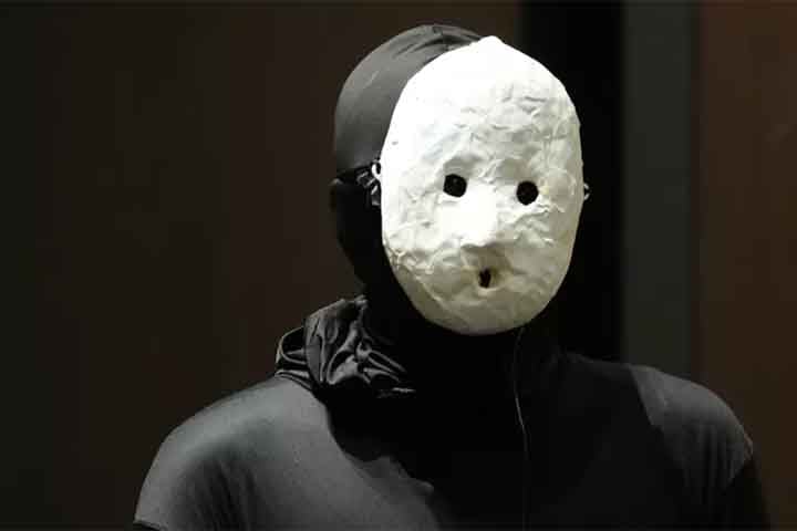 Sua identidade estética - máscara branca e corpo todo coberto - remete ao teatro kabuki e em nada se relaciona à figura do Sem-Rosto de “A Viagem de Chihiro”, animação japonesa aclamada pela crítica e que venceu o Oscar de Animação de 2003.
