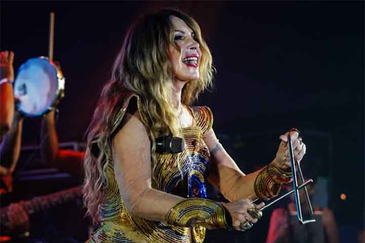 Ela também teve uma experiência musical inicial em 1968 ao tocar bateria no conjunto feminino As Brasas. Em seguida, Elba continuou a cantar e a participar de festivais pelo Nordeste brasileiro. 
