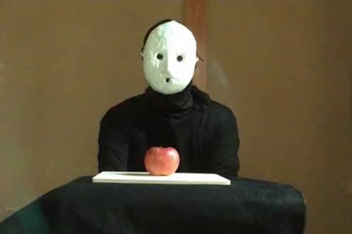 A estreia em inglês, no início de 2025, reafirmou o apelo global do autor misterioso, com narrativas que envolvem o leitor em um enigma de horror psicológico estruturado em histórias interligadas.
