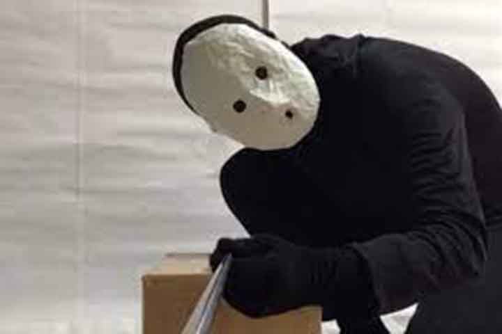 Além da literatura, Uketsu desenvolveu formas paralelas de expressão artística, como a construção de cabines de purikura - tradicionais cabines de foto japonesa - com enredo de horror para entretenimento imersivo.
