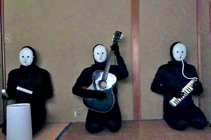 A máscara funciona como um conector simbólico com o leitor, reforçando a ideia de que o autor não deve interferir nas interpretações de sua obra.
