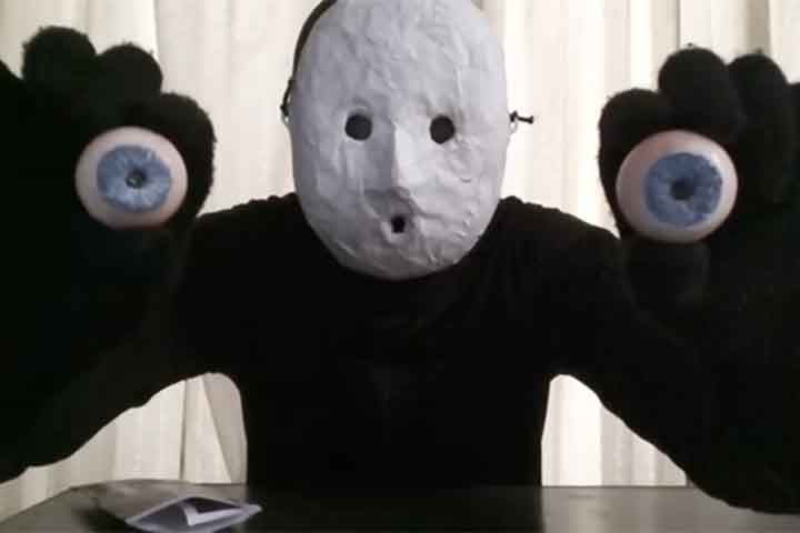 Uketsu sustenta que o anonimato não é apenas uma tática, mas parte central do seu trabalho. 
