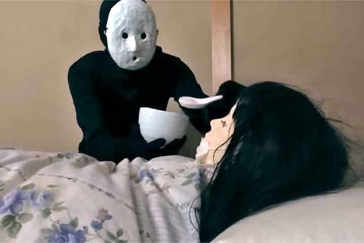 Quando questionado se pretende revelar sua identidade, ele pondera que, ao mostrar o rosto, poderia desapontar leitores que já formaram uma imagem dele. Por isso, deixa subentendido que tem a intenção de manter-se oculto. 
