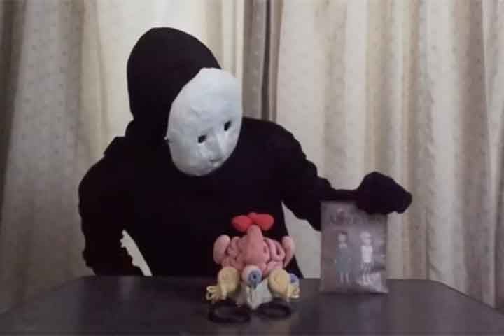 Em 2020, Uketsu publicou um vídeo de 21 minutos baseado em uma planta de casa intrigante, que inspirou seu primeiro romance.
