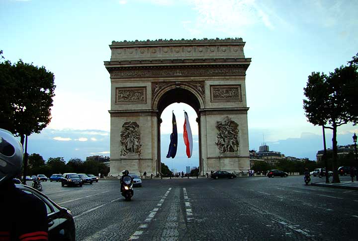 A célebre obra foi projetada pelo arquiteto Jean-Françoise-Trérèse Chalgrin e remete às vitórias do período napoleônico. 
