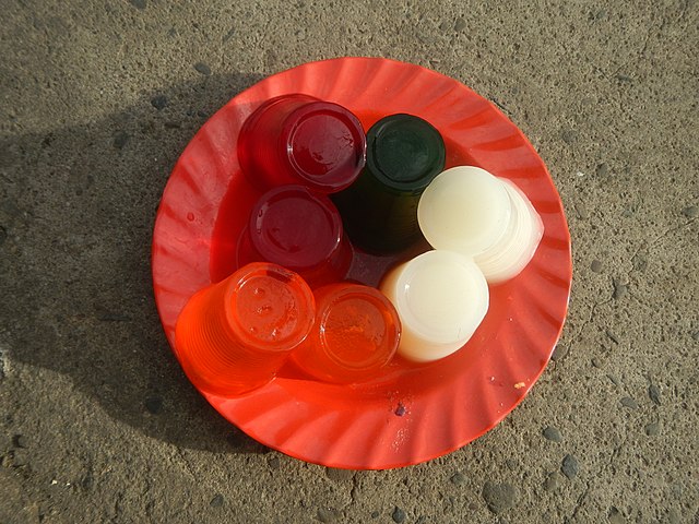 Na indústria, a gelatina é utilizada em determinados cosméticos, para a cobertura das cápsulas de produtos farmacêuticos. Também pode ser usada na medicina, como estabilizante ou espessante.