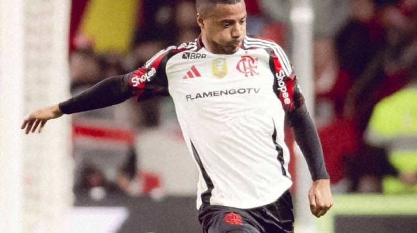 Volante retorna ao time na vitória por 3 a 1 sobre o Inter, mas evita comentar vazamento de mensagens sobre sua condição física