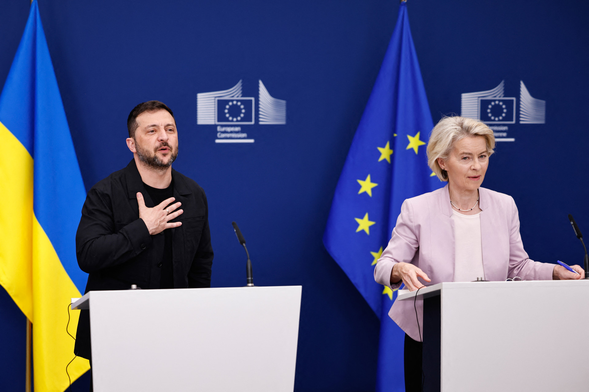 ￼VOLODYMYR Zelensky e Ursula Von der Leyen durante o encontro de ontem (Foto: SIMON WOHLFAHRT)