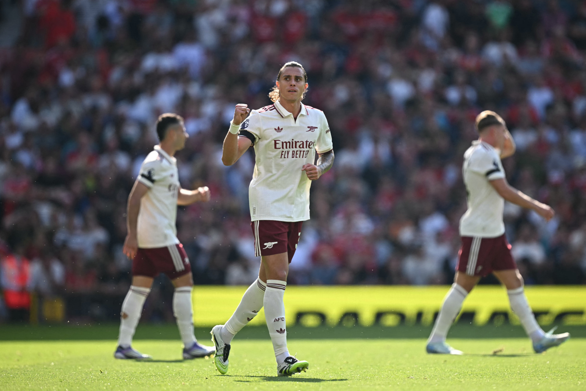 Calafiori comemora gol no jogo Manchester United x Arsenal, em Old Trafford, pela Premier League (Foto: Paul ELLIS / AFP)