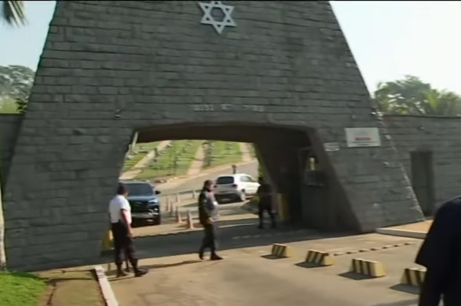 O corpo de Silvio foi enterrado, sem velório, no Cemitério Israelita, em São Paulo, conforme desejo do apresentador, respeitando o ritual judaico. Pela tradição, o morto é enterrado o mais rapidamente possível, por respeito à pessoa. 