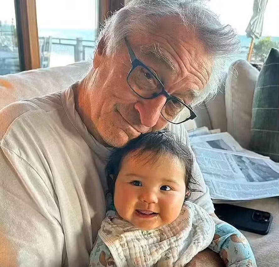 Sua filha mais nova, portanto, chama-se Gia Virginia Chen-De Niro. Ela nasceu em 6 de abril de 2023, fruto do relacionamento de De Niro com Tiffany Chen. 

