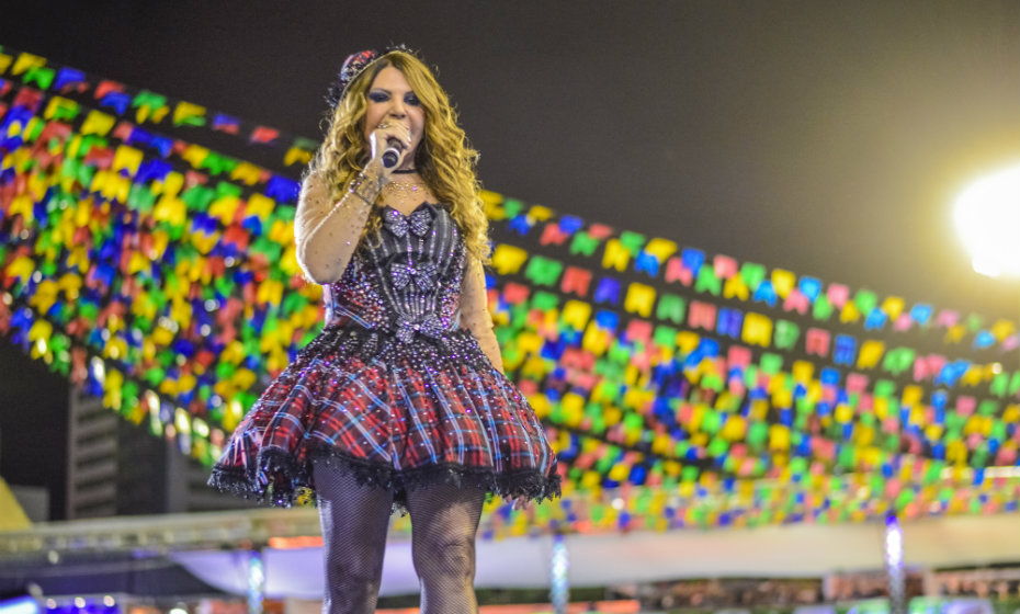 Artista fortemente vinculada ao São João de Caruaru, que leva, portanto, a fama de “melhor e maior São João do Mundo”, Elba quase não participa da edição deste ano da festa popular. Por isso, ao subir ao palco da atração em junho, a cantora fez um desabafo. 
