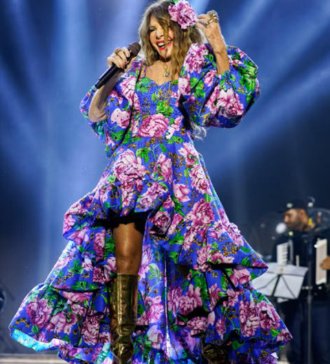 Uma das vozes mais marcantes da música brasileira, Elba Ramalho não quer saber de descanso. Nem mesmo nas datas que cercam o seu aniversário. A cantora, que completou 74 anos neste 17/08/2025, desfila seu talento pelos festivais de inverno Brasil afora.


 