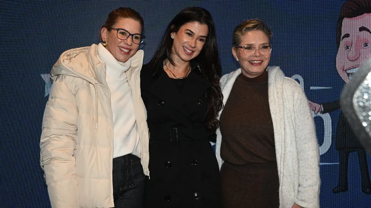 Na quinta-feira (14/08), aliás, Cintia Abravanel, Daniela Beyruti, e Renata Abravanel, filhas de Silvio,  participaram do coquetel de lançamento da exposição Caravana do Silvinho, em São Paulo.