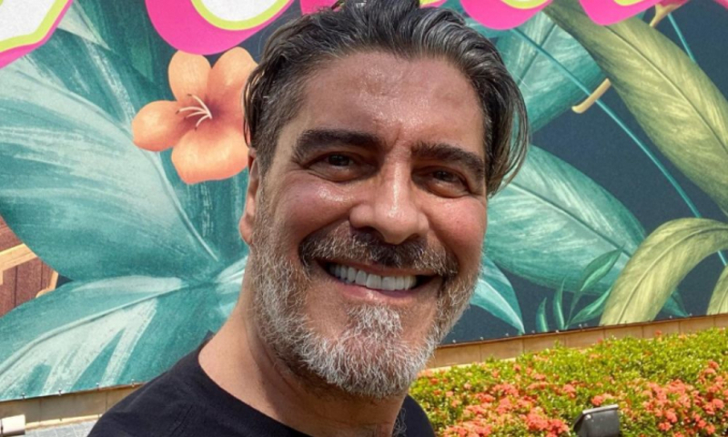 Na mesma semana, Elba Ramalho tornou-se assunto nas redes sociais por um motivo peculiar. Um perfil especializado em notícias antigas sobre celebridades resgatou uma capa de julho de 1989 da extinta revista “Semanário” com flagra da cantora aos beijos com o também cantor Junno Andrade. 
