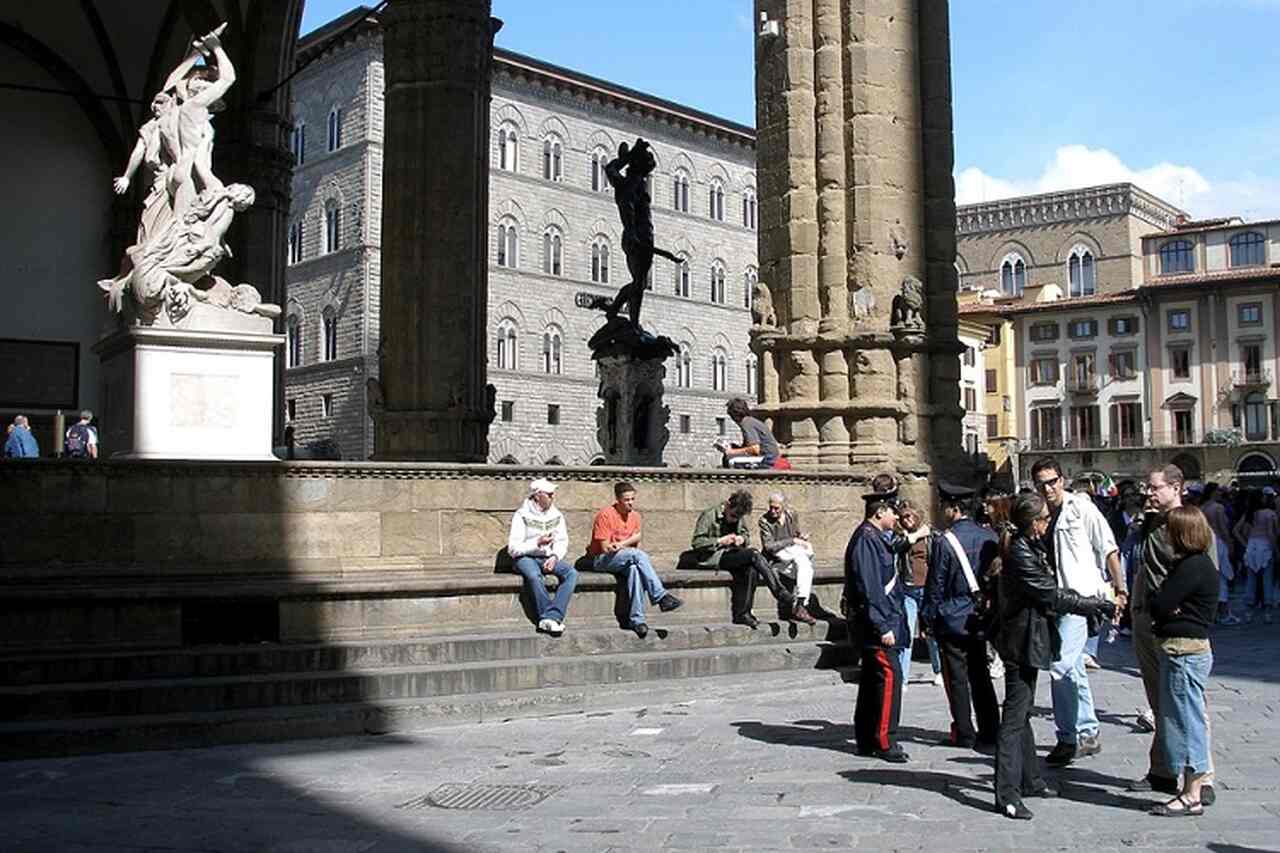 Loggia dei Lanzi (século XIV): Um espaço ao ar livre na Piazza della Signoria, com várias esculturas, incluindo O Rapto das Sabinas, de Giambologna