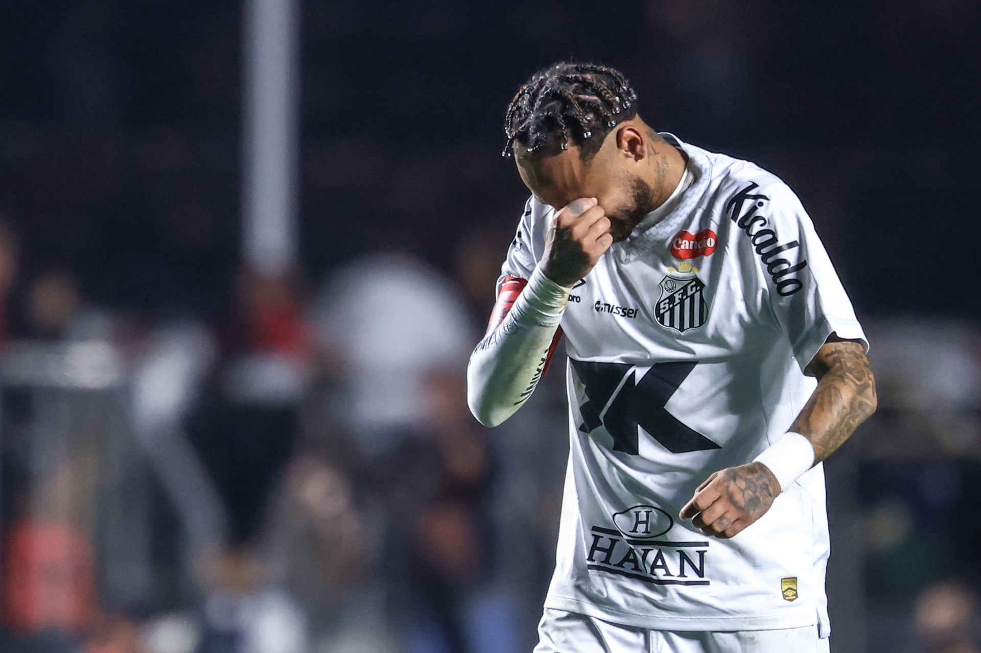 Atacante Neymar sai de campo chorando no jogo Santos x Vasco, no Morumbis, pelo Campeonato Brasileiro Série A 2025 (Foto: MARCELLO ZAMBRANA/AGIF/ESTADÃO CONTEÚDO)
