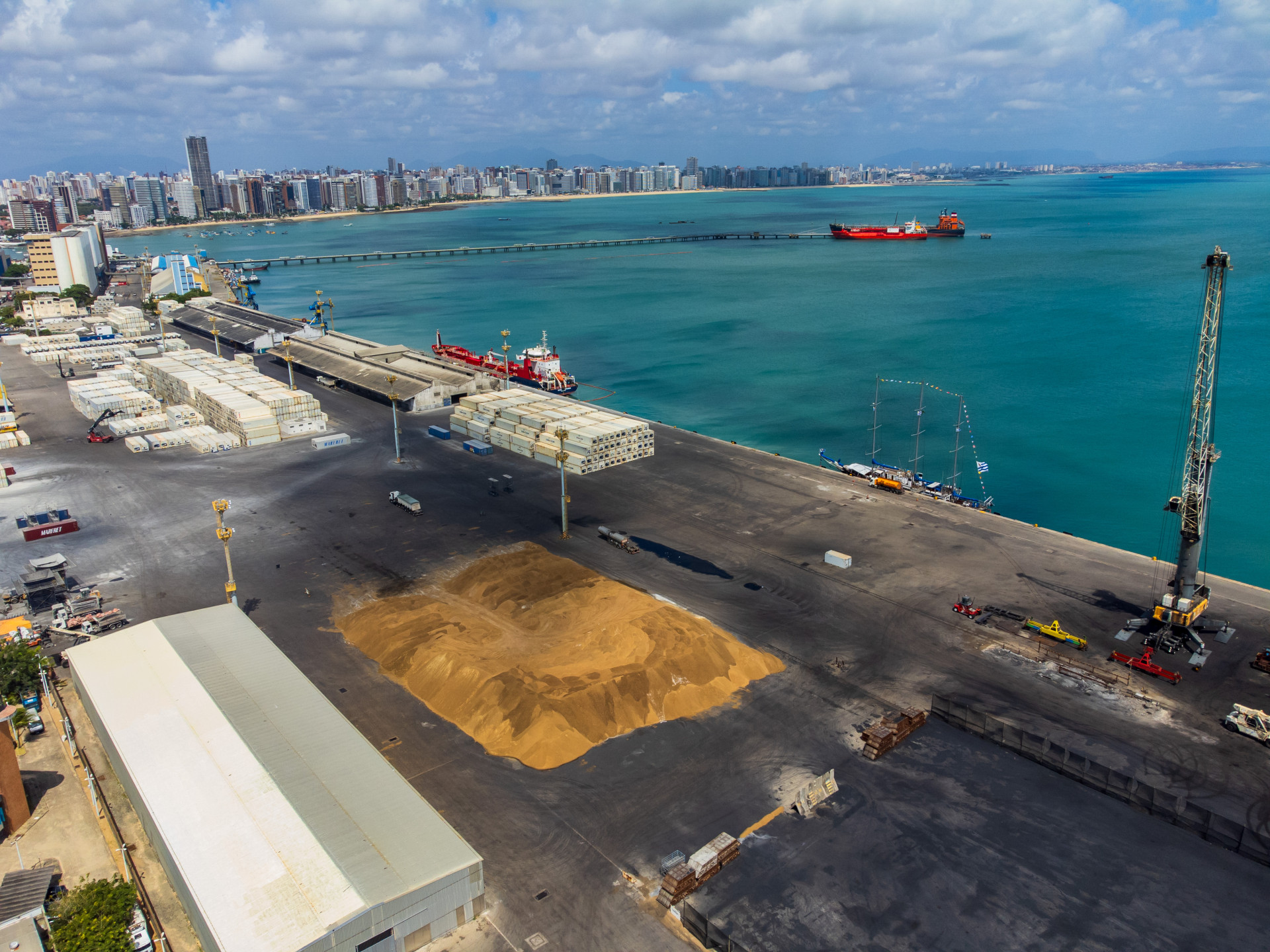 ￼QUEM arrendar o espaço, terá de investir em infraestrutura e ter expertise na movimentação de cargas (Foto: FCO FONTENELE)