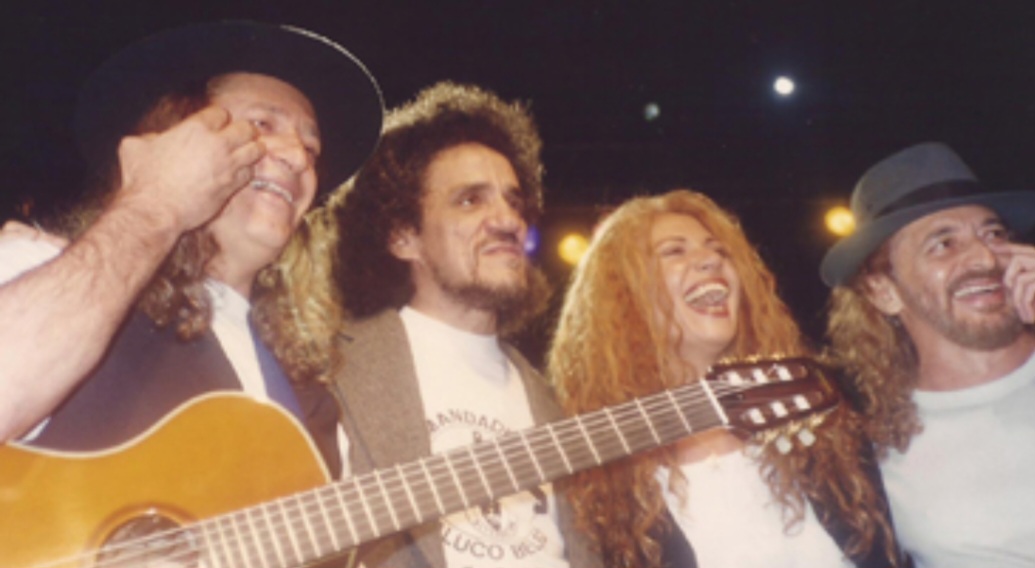 Em 1979, Elba lançou seu primeiro álbum, Ave de Prata, e desde então consolidou-se como uma das principais cantoras brasileiras em atividade. Ela é prima do também cantor Zé Ramalho. 
